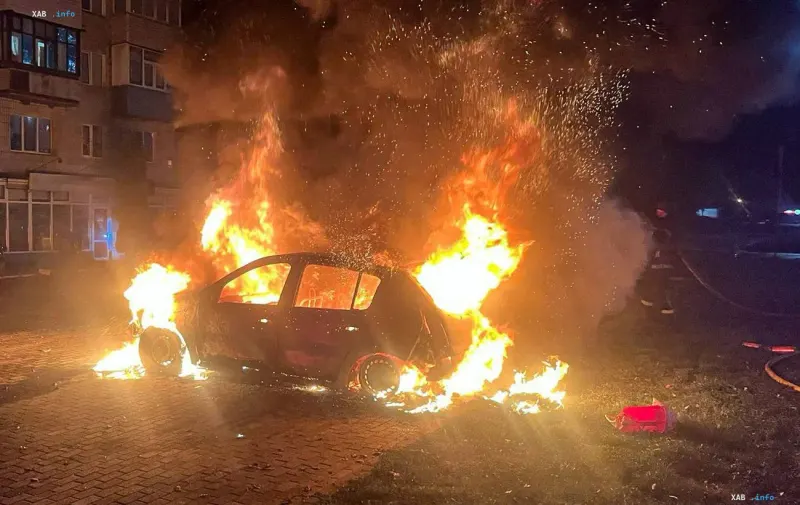 Сильный пожар охватил легковой автомобиль на улице города после ночного ракетного удара
