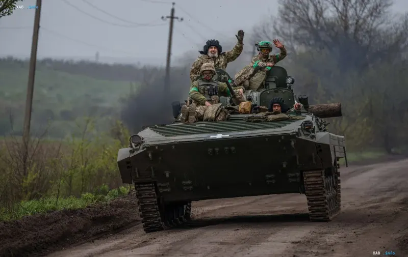 Украинские военные на бронетехнике под Купянском во время выполнения боевой задачи