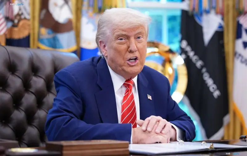 Президент США Дональд Трамп выступает за рабочим столом в Белом доме