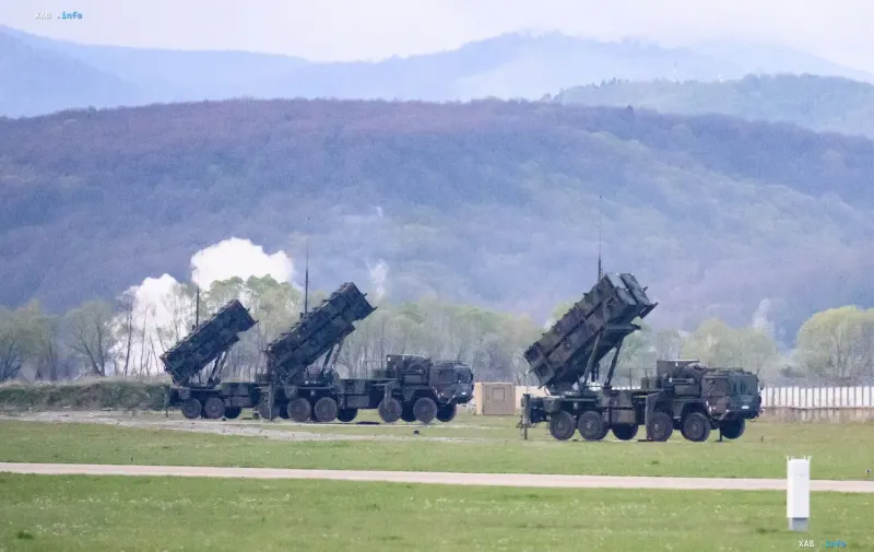 Abschussvorrichtungen von Patriot-Flugabwehrraketensystemen in Stellung