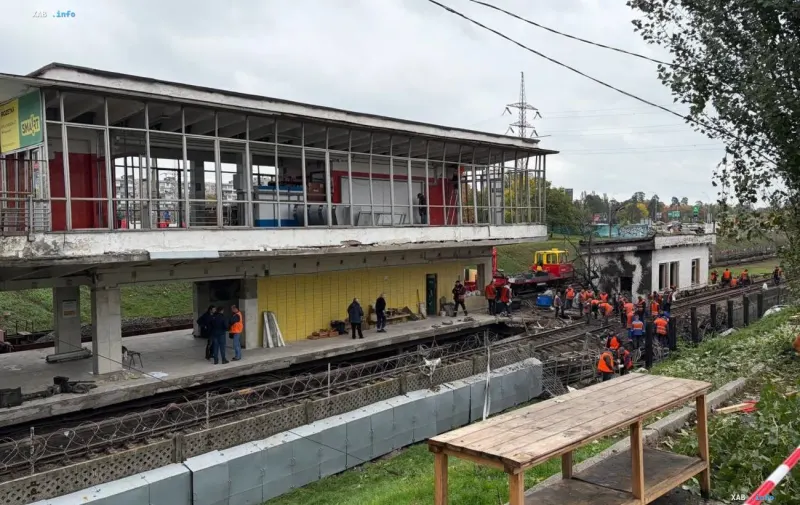 Ремонтні роботи на пошкодженій обстрілом наземній станції метро Чернігівська в Києві