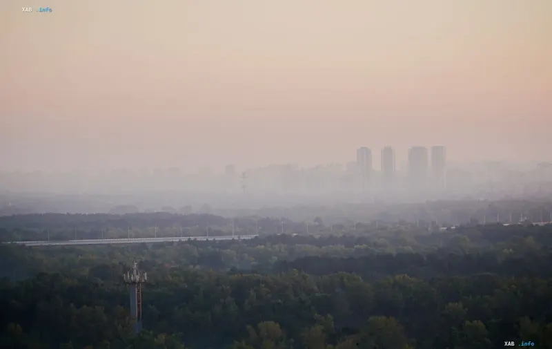 Панорамний вид київської області у ранковому серпанку на тлі висотних будівель