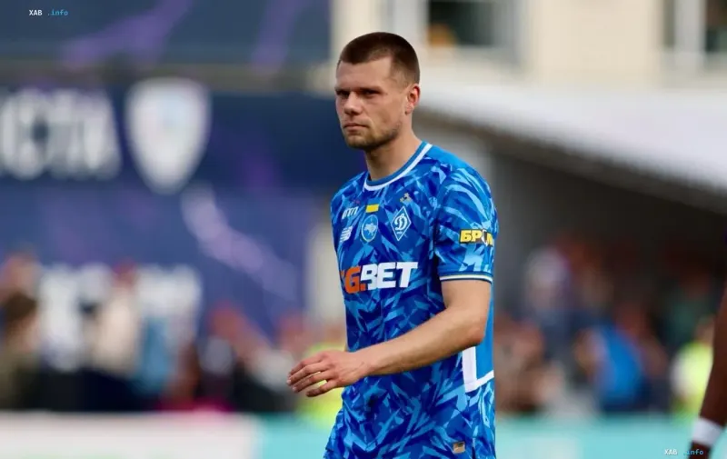 Der ukrainische Mittelfeldspieler Mykola Mychajlenko im blauen Trikot von Dynamo Kiew