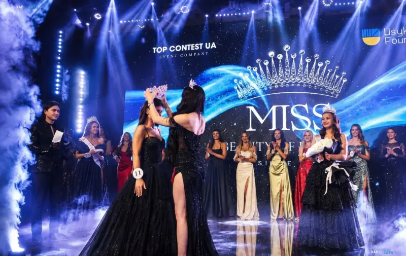 Церемонія нагородження та коронації на фіналі конкурсу краси Mrs Beauty of Ukraine на сцені з вечірнім освітленням