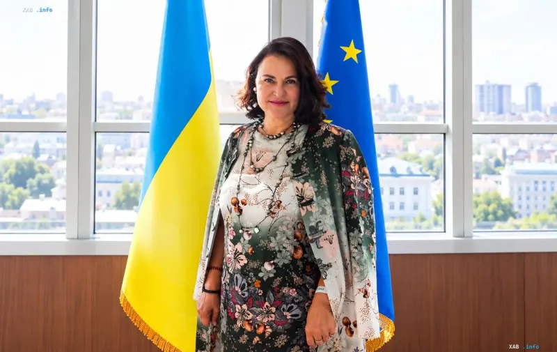 Катарина Матернова, глава Представительства ЕС в Украине, на фоне флагов Украины и Евросоюза