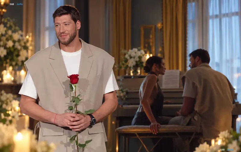 Wjatscheslaw Krawzow mit einer roten Rose in den Haenden bei den Dreharbeiten zur Reality-Show Der Bachelor