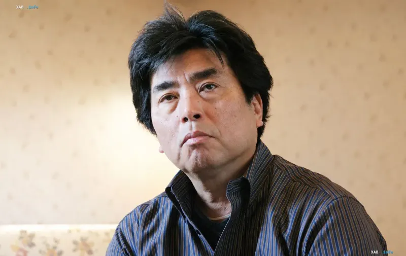 Porträt des japanischen Schriftstellers, Drehbuchautors und Regisseurs Ryu Murakami mit ernstem Gesichtsausdruck