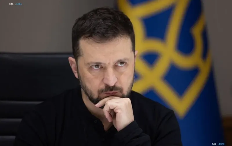 Президент Украины Владимир Зеленский задумчиво слушает во время официального рабочего совещания.