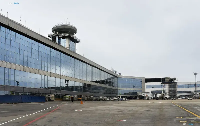 Будівля термінала та диспетчерська вежа аеропорту Домодєдово у Москві під похмурим небом