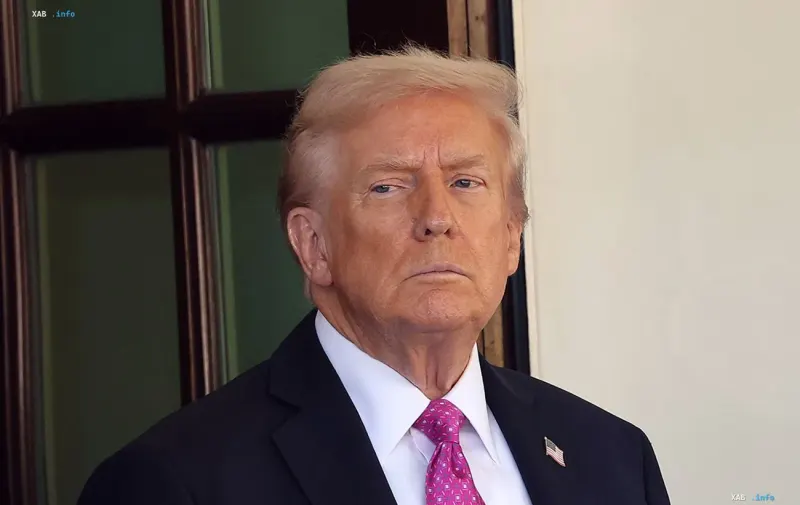 Президент США Дональд Трамп в официальном костюме с галстуком во время выступления
