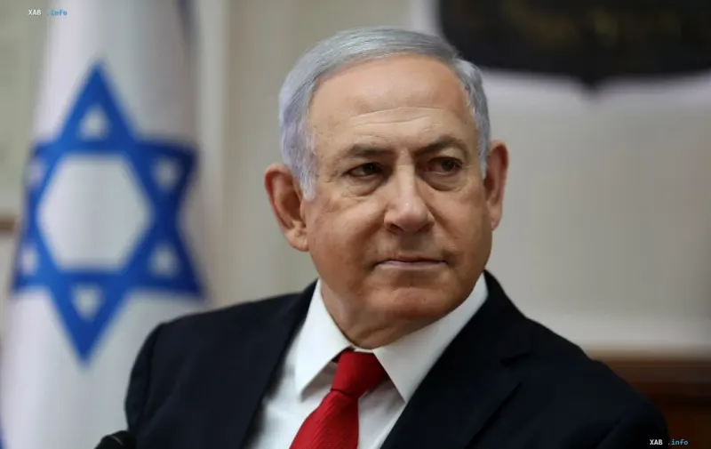 Der israelische Premierminister Benjamin Netanjahu spricht vor der israelischen Flagge