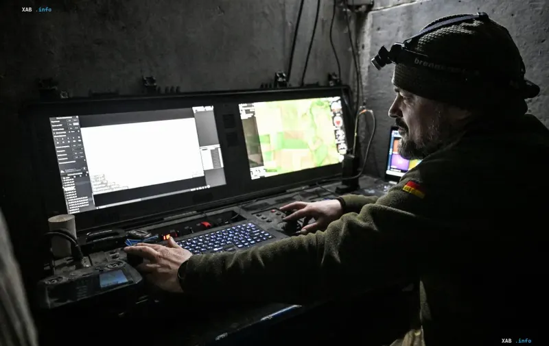 Drohnenoperator an einem Monitor in einem gesicherten Bunker bei der Einsatzkoordinierung
