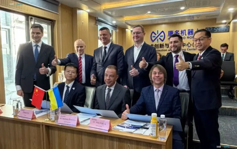 Члены украинской и китайской делегаций на церемонии подписания меморандума о создании центра хирургии