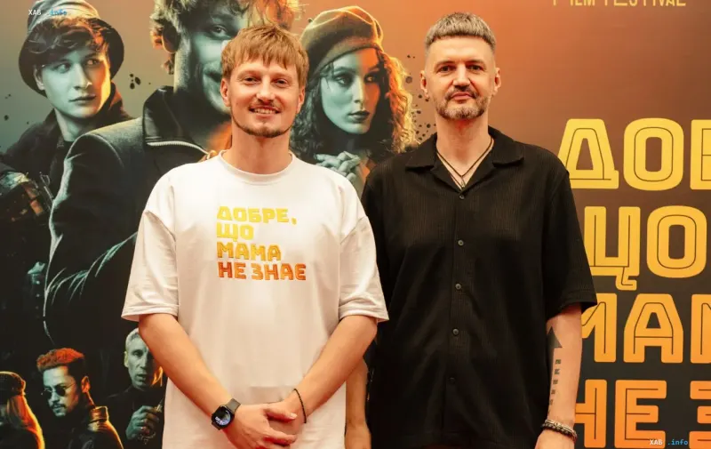 Regisseur Olexandr Lytvynenko und Produzent Jewhen Lytvynenko bei der Präsentation des Films Dobre, shcho mama ne znae