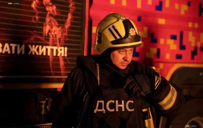 Спасатель ГСЧС в защитной каске и бронежилете на месте ночного удара в Виннице