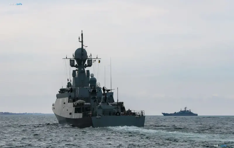 Российский военный корабль патрулирует воды Черного моря в условиях повышенной опасности судоходства