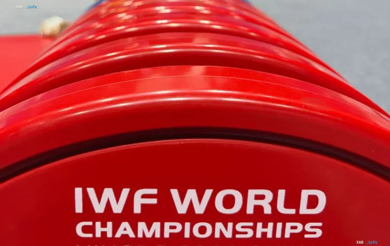 Rote Hantelscheiben mit dem Logo des Internationalen Gewichtheber-Verbandes IWF World Championships