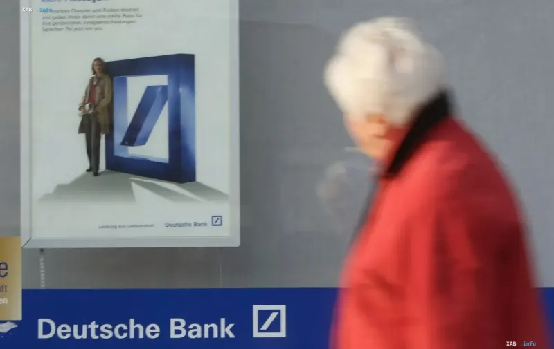 Женщина проходит мимо отделения Deutsche Bank в Германии