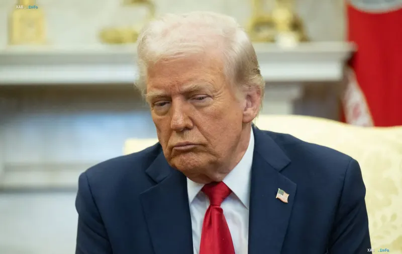 Президент США Дональд Трамп с серьезным выражением лица на официальном мероприятии в Белом доме