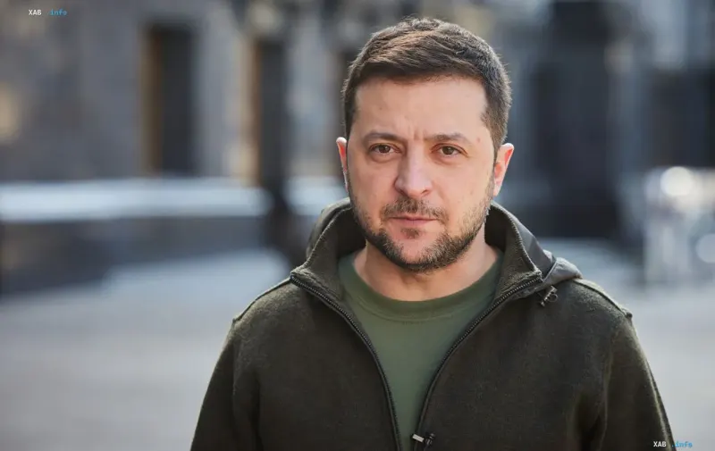 Президент України Володимир Зеленський виступає із заявою у військовій куртці
