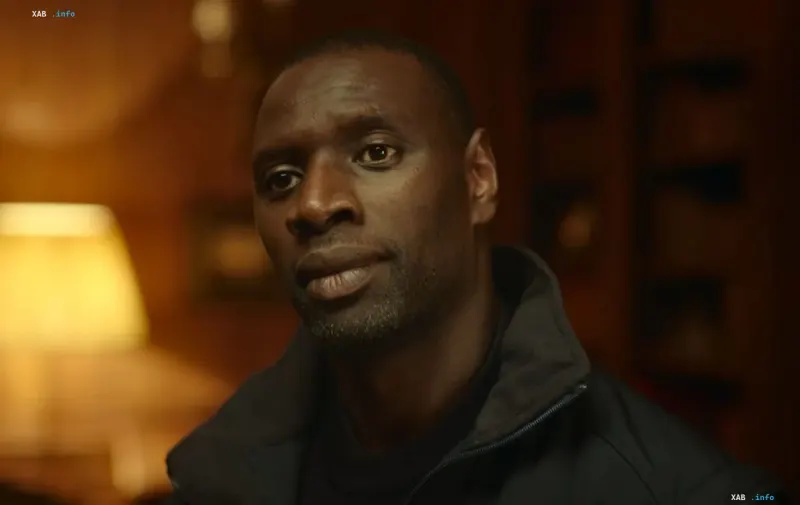 Der französische Schauspieler Omar Sy als Assane Diop in der Serie Lupin mit einer blauen Mütze