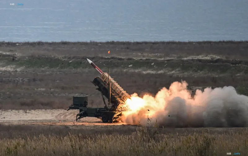 Запуск зенитной ракеты комплекса Patriot с пусковой установки на полигоне
