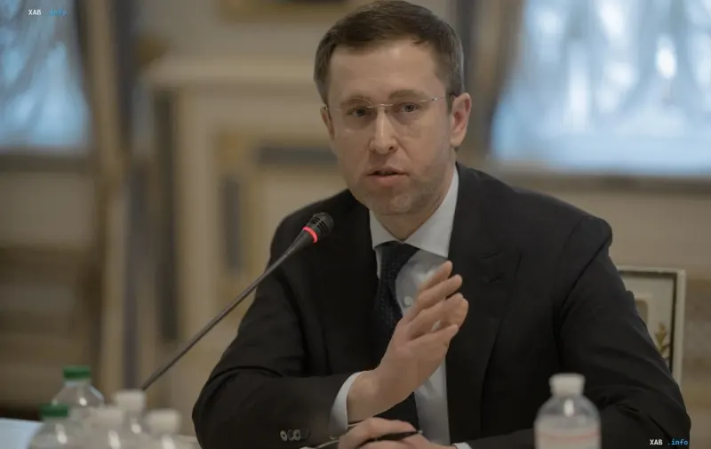 Премьер-министр Украины Сергей Корецкий выступает на заседании и жестикулирует