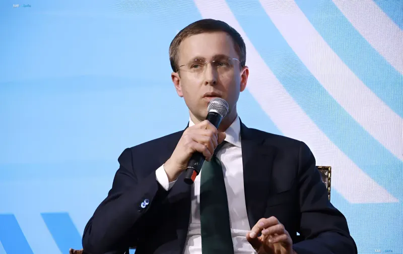 Premierminister Serhij Korezki spricht an einem Mikrofon auf einem Wirtschaftsforum