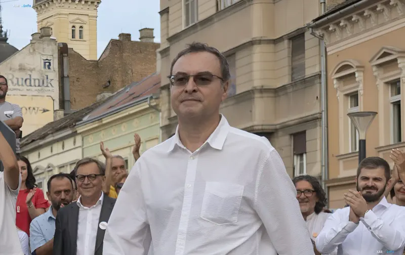 Йово Бакич в белой рубашке среди сторонников во время уличного мероприятия в Сербии