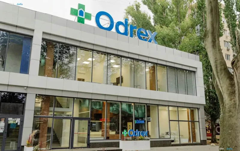Фасад частной клиники Odrex в Одессе со стеклянным остеклением и логотипом