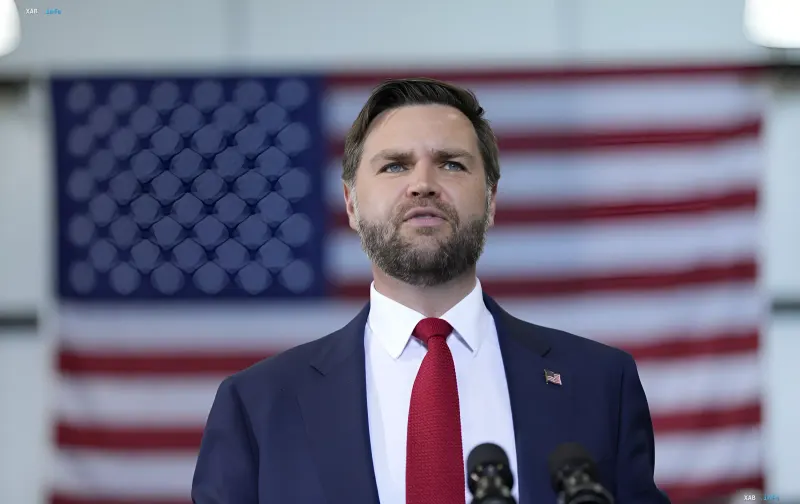 US-Vizepräsident JD Vance spricht vor einer US-amerikanischen Flagge
