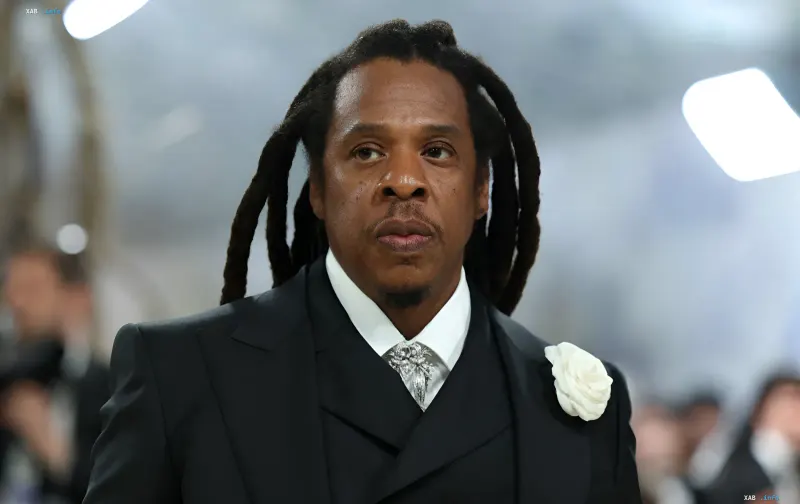 Der amerikanische Rapper Jay-Z in einem eleganten schwarzen Anzug mit einer weißen Blume im Revers