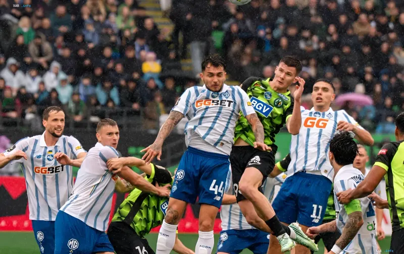 Fussballspieler im Zweikampf um den Ball waehrend eines spannenden Spiels der Ukrainischen Premier League im Regen