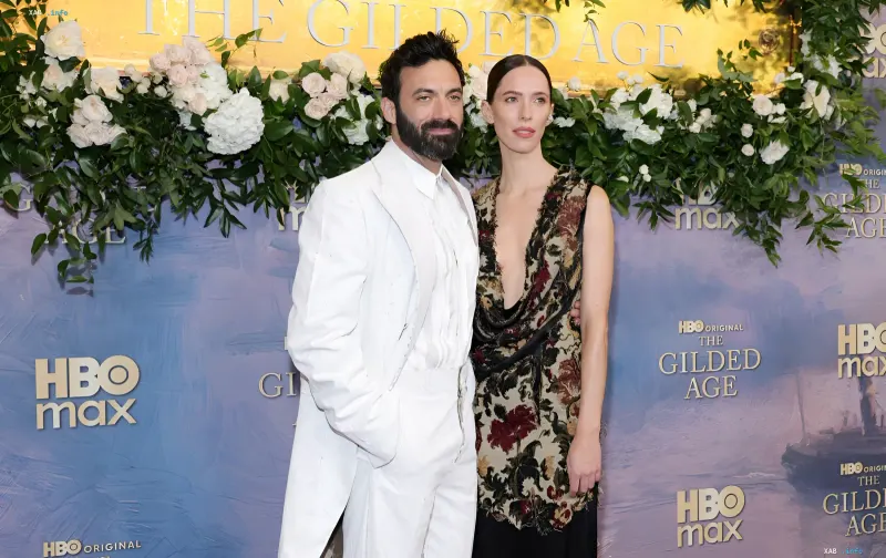 Morgan Spector und Louisa Jacobson posieren auf dem roten Teppich bei der Premiere von The Gilded Age