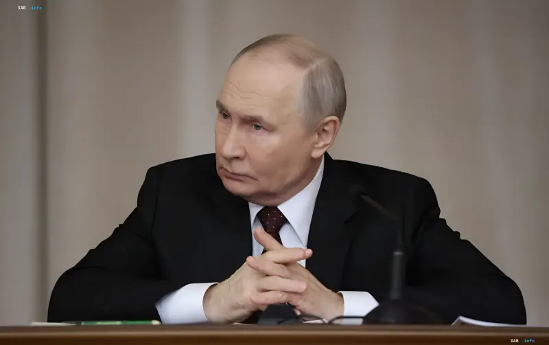 Der russische Präsident Wladimir Putin an einem Tisch während einer offiziellen Rede oder von Verhandlungen
