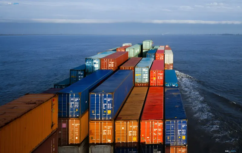 Containerschiff auf offener See mit bunten Frachtcontainern an Deck