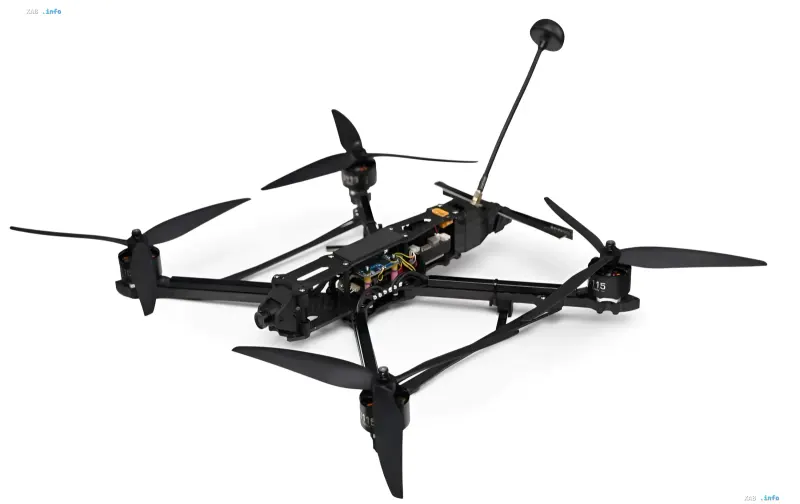 Черный гоночный FPV дрон квадрокоптер с карбоновой рамой и антенной на белом фоне