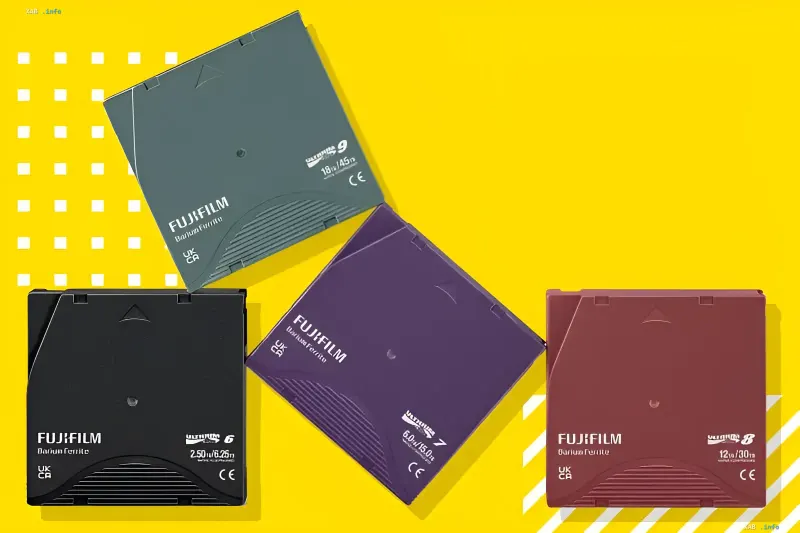 Чотири кольорові касети з магнітною стрічкою Fujifilm на яскравому жовтому тлі