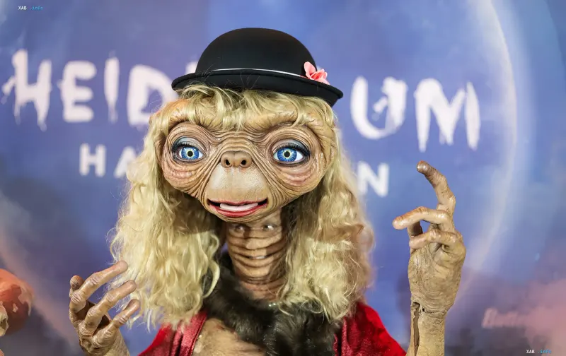 Heidi Klum im ET-Alien-Kostüm mit blonden Haaren und Melone auf einer Halloween-Party