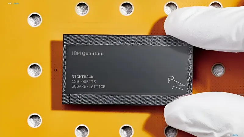Квантовий процесор IBM Quantum Nighthawk зі 120 кубітами в руках інженера на жовтій платі