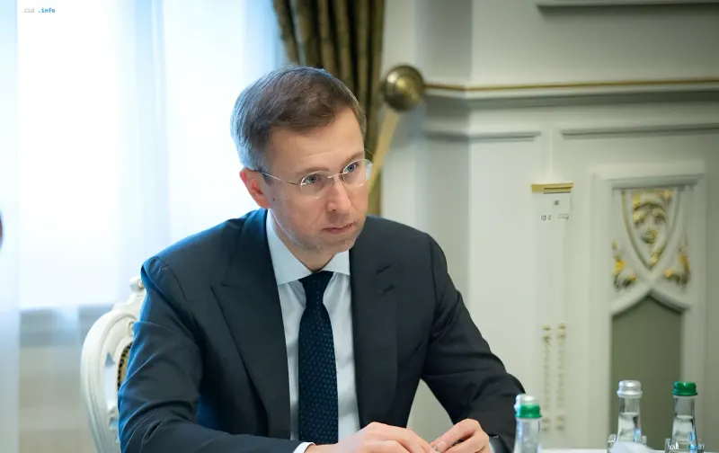 Премьер-министр Украины Сергей Корецкий в строгом костюме и очках за рабочим столом на совещании