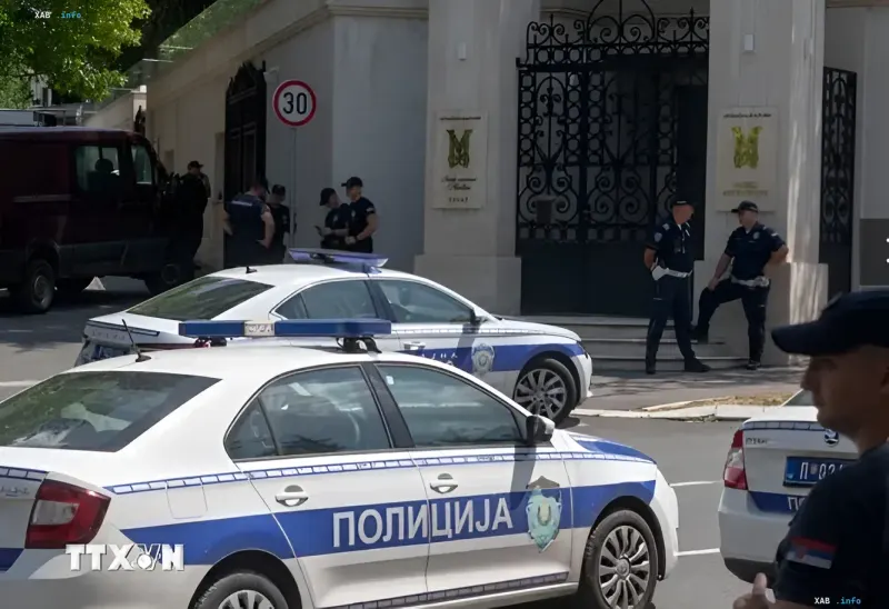 Полицейские автомобили и сотрудники полиции у здания посольства Израиля в Белграде после неудачного теракта