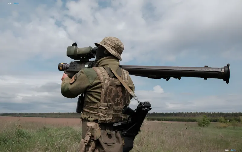 Военнослужащий в камуфляжной форме держит на плече переносную ракетную систему ПВО в поле