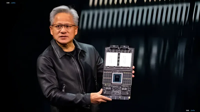 Голова Nvidia Дженсен Хуанг тримає в руках нову плату Vera Rubin під час презентації