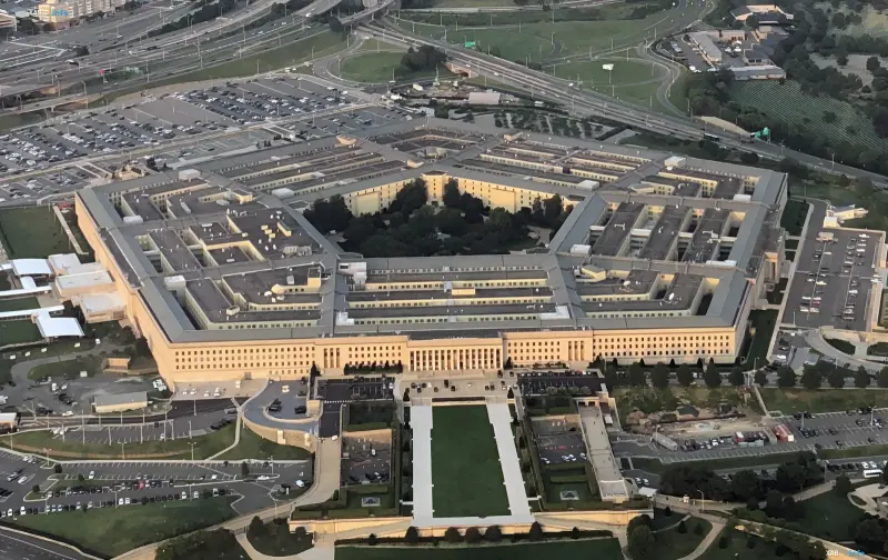Вид сверху на здание Пентагона в США в окружении дорожных развязок и парковок