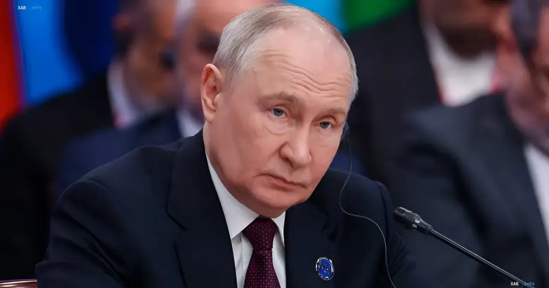 Владимир Путин выступает на саммите ФСЭГ в Москве в костюме