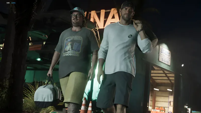 Два персонажа с дорожными сумками на фоне ночного города в GTA 6