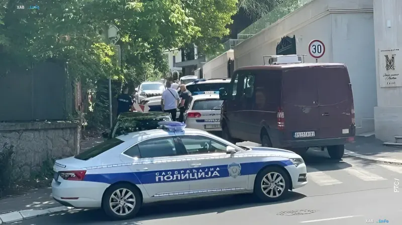 Полицейские автомобили и патрульные службы у израильского посольства в Белграде после нападения