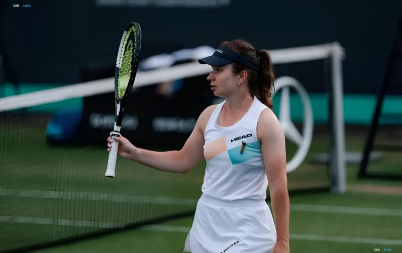 Die ukrainische Tennisspielerin Daria Snigur hält während eines Turniers einen Schläger auf dem Platz