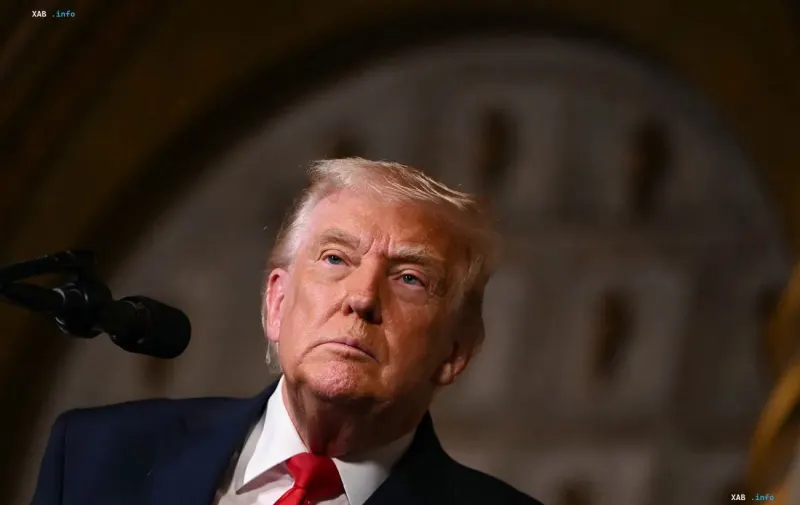 Президент США Дональд Трамп выступает у микрофона во время публичного мероприятия.
